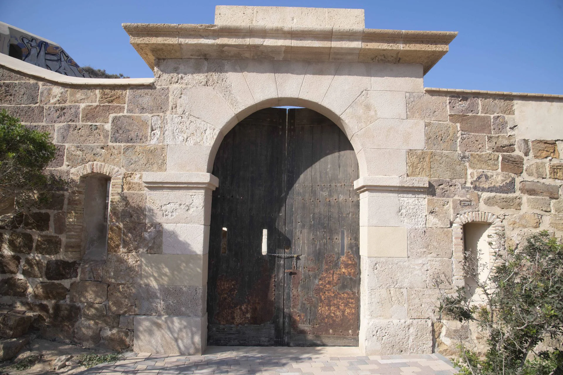 Nueva senda en Cala Cortina: un balcón con historia y vistas al mar