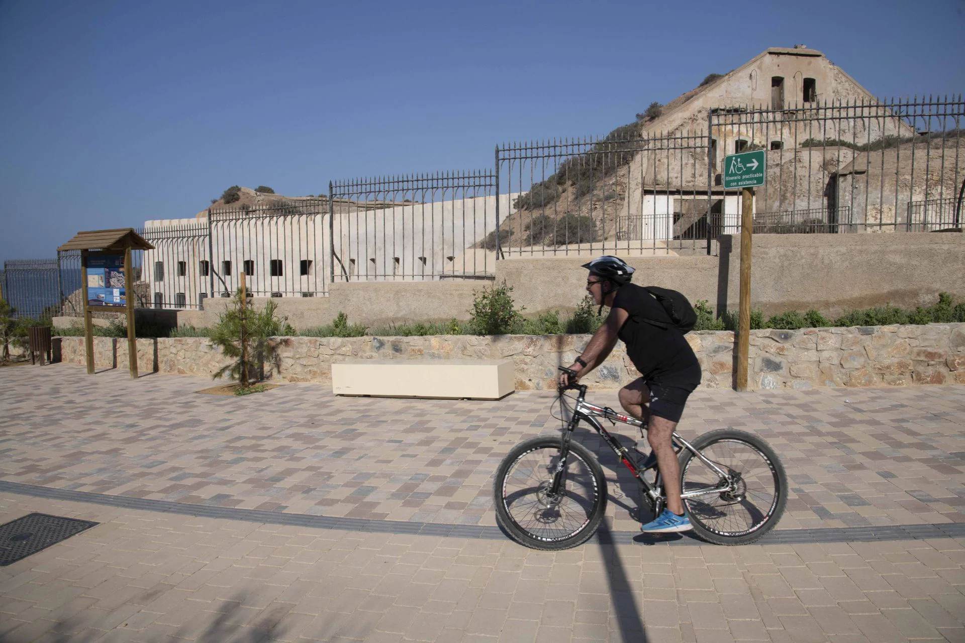 Nueva senda en Cala Cortina: un balcón con historia y vistas al mar