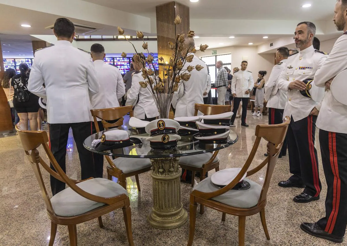 Imagen secundaria 1 - Dolor, lágrimas y rabia contenida en Cartagena en el adiós a la maestra y al militar