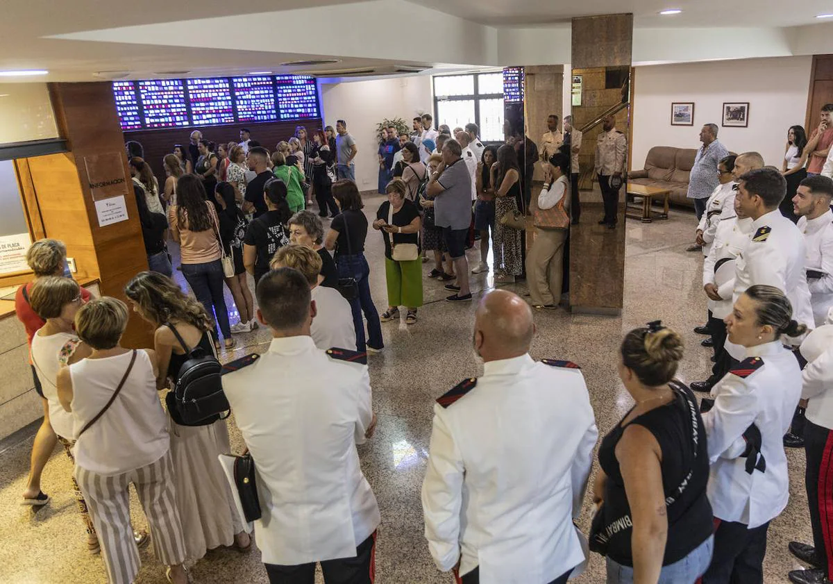 Imagen principal - Dolor, lágrimas y rabia contenida en Cartagena en el adiós a la maestra y al militar