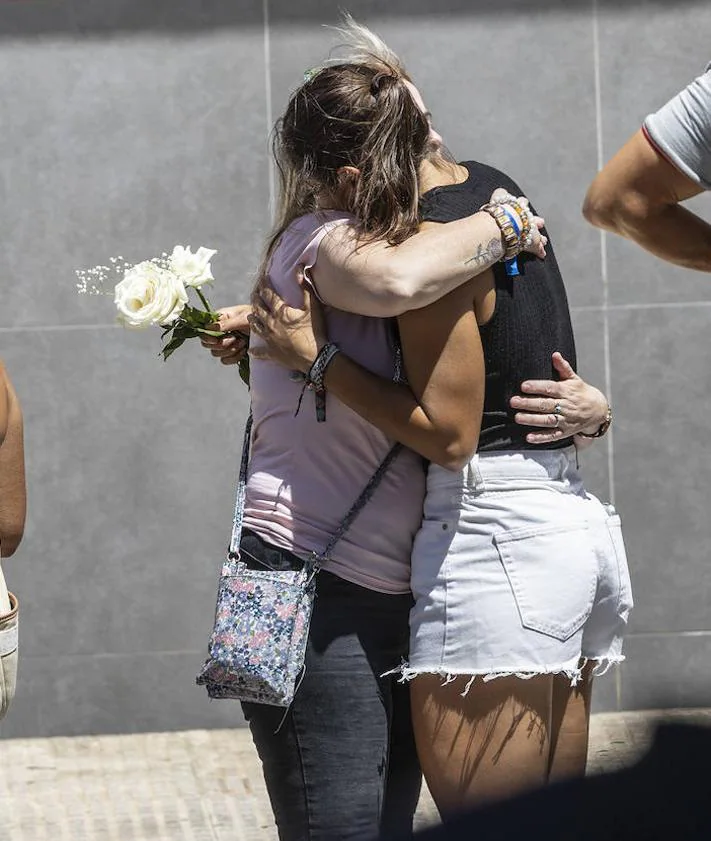 Imagen secundaria 2 - Dolor, lágrimas y rabia contenida en Cartagena en el adiós a la maestra y al militar