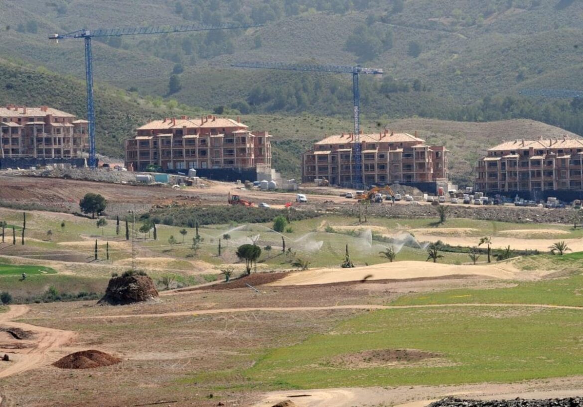 La CHS cuestiona el informe de la Guardia Civil sobre el robo de agua en el resort de golf en Lorca