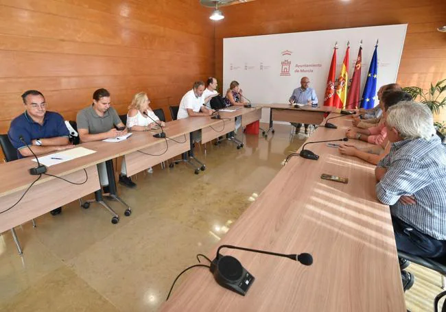 Reunión del edil con 'pedáneos' y técnicos.