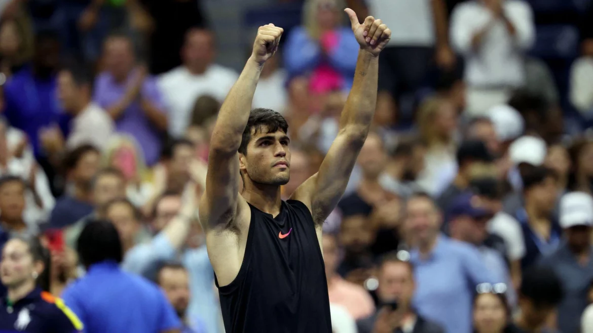Carlos Alcaraz escapa de un lío en su debut en el US Open
