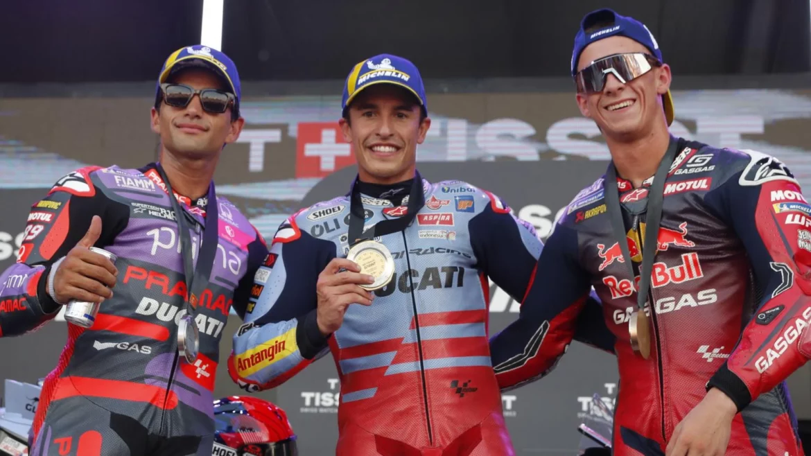 Acosta acompaña en el podio a Marc Márquez en su reencuentro con la victoria