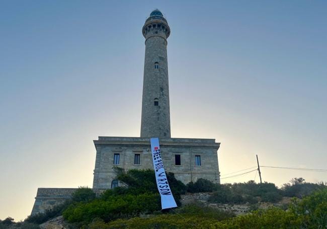 Pancarta reivindicativa colocada en el faro de Cabo de Palos.