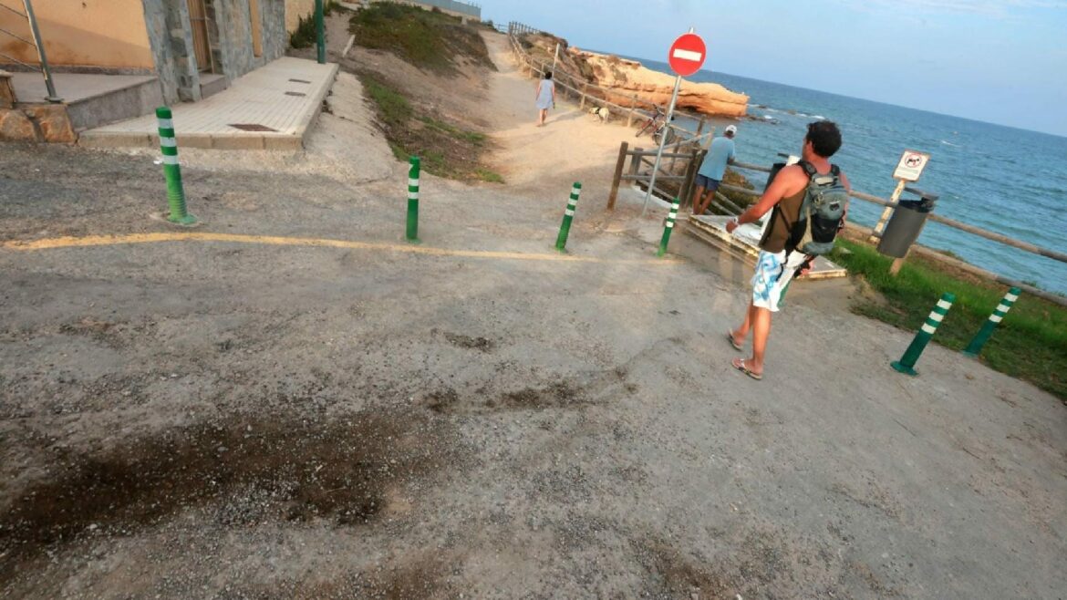 La bandera azul de la playa de Los Jesuitas en Torre de la Horadada peligra por accesos deficientes e inseguridad