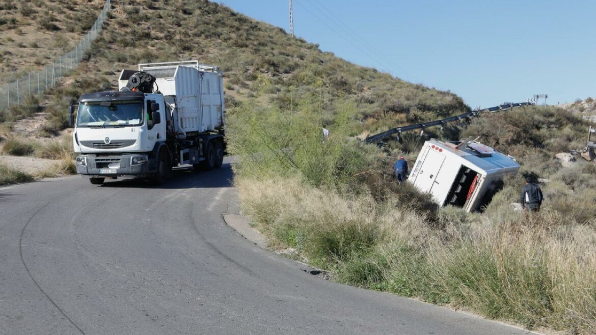 Los vecinos de la pedanía de Lorca de Almendricos reclaman el arreglo de la carretera hasta La Campana