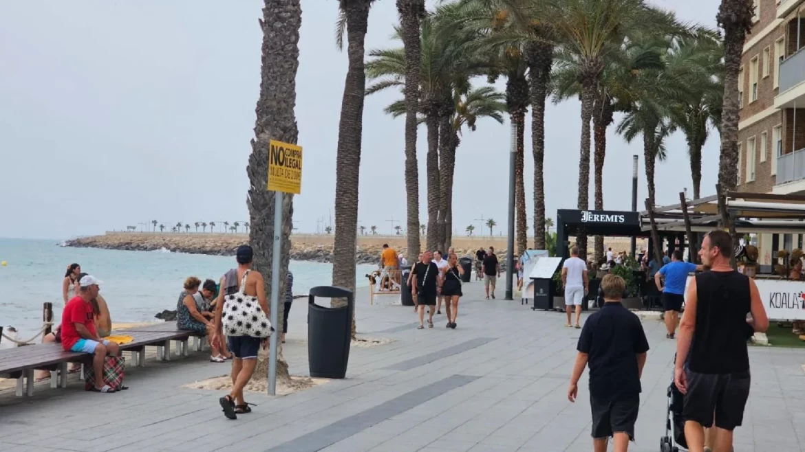 El ‘top manta’ reduce su horario en el paseo Juan Aparicio de Torrevieja por miedo a multas