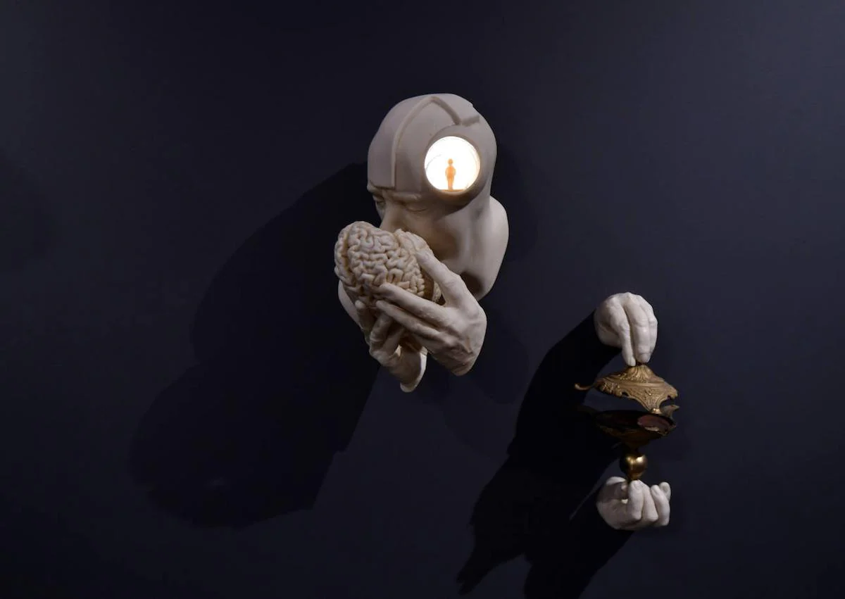 Imagen secundaria 1 - 1. Una de las obras de la exposición de Lidó Rico que se podrán ver a partir del día 6 con el personalísimo estilo de su creador. 2. Lidó Rico hace una reflexión sobre la memoria y la espiritualidad.