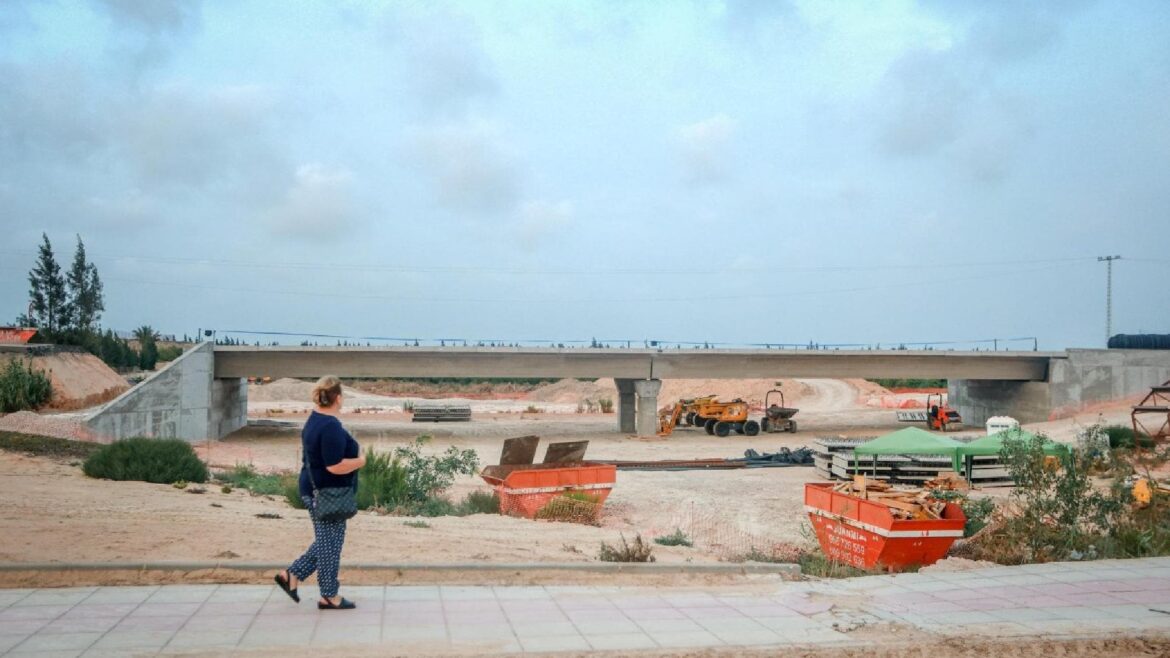 El nuevo puente de la CV-95 a la altura de San Miguel de Salinas abrirá al tráfico a finales de septiembre