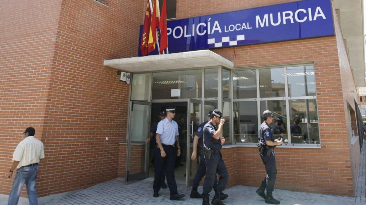 La Policía Local de Murcia refuerza las comisarías de las pedanías este verano