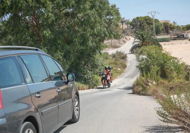 En la vaguada se juntan coches, motocicletas e incluso peatones, generando problemas de seguridad vial.