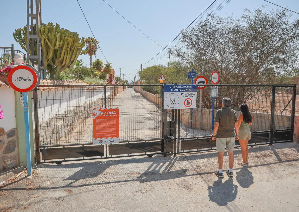 Imagen secundaria 1 - Vallado instalado por los vecinos de Montezenia para restringir el acceso exclusivamente a los residentes.