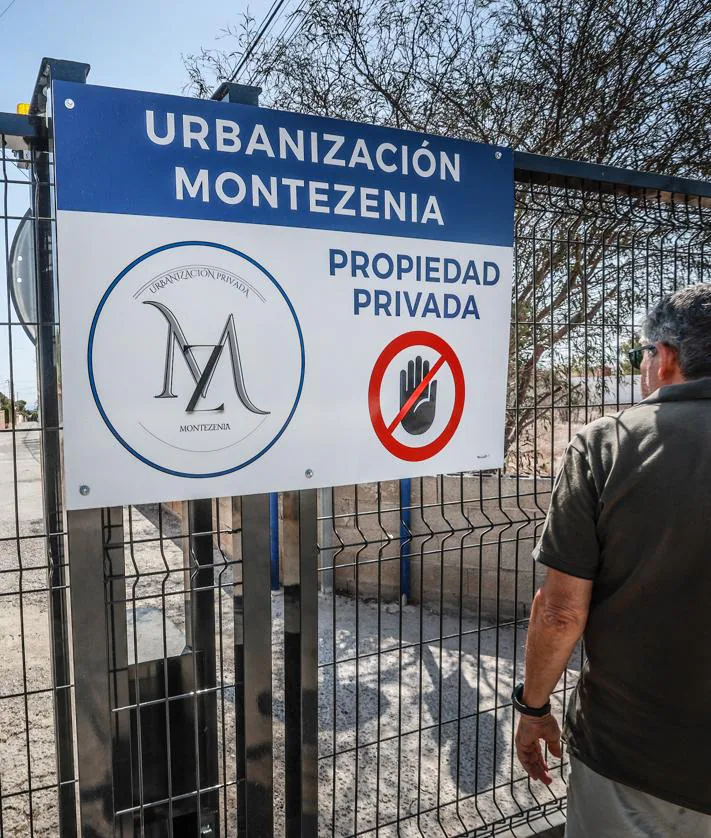 Imagen secundaria 2 - Vallado instalado por los vecinos de Montezenia para restringir el acceso exclusivamente a los residentes.