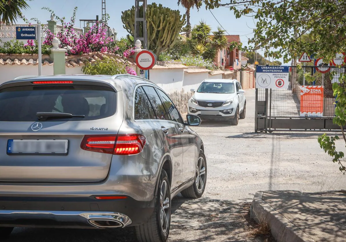Imagen principal - Vallado instalado por los vecinos de Montezenia para restringir el acceso exclusivamente a los residentes.