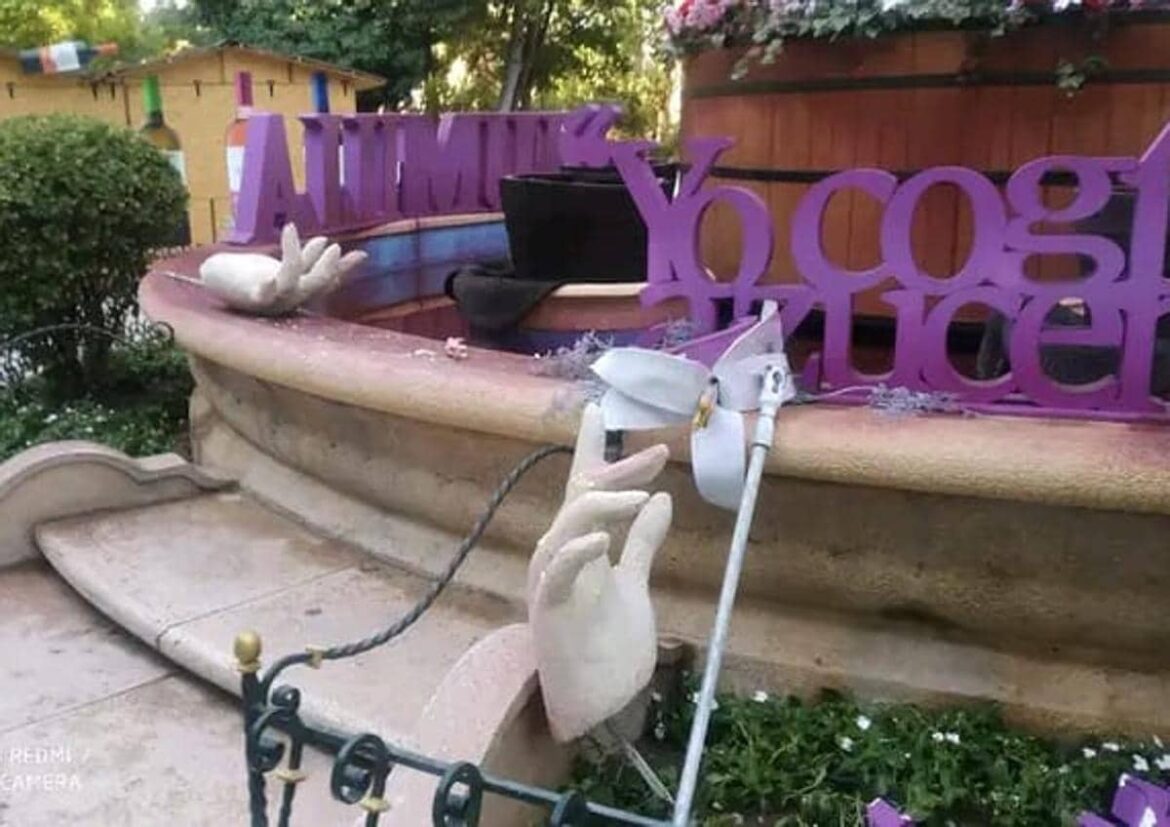 Unos vándalos ‘mutilan’ la estatua de la Fuente del Vino de Jumilla