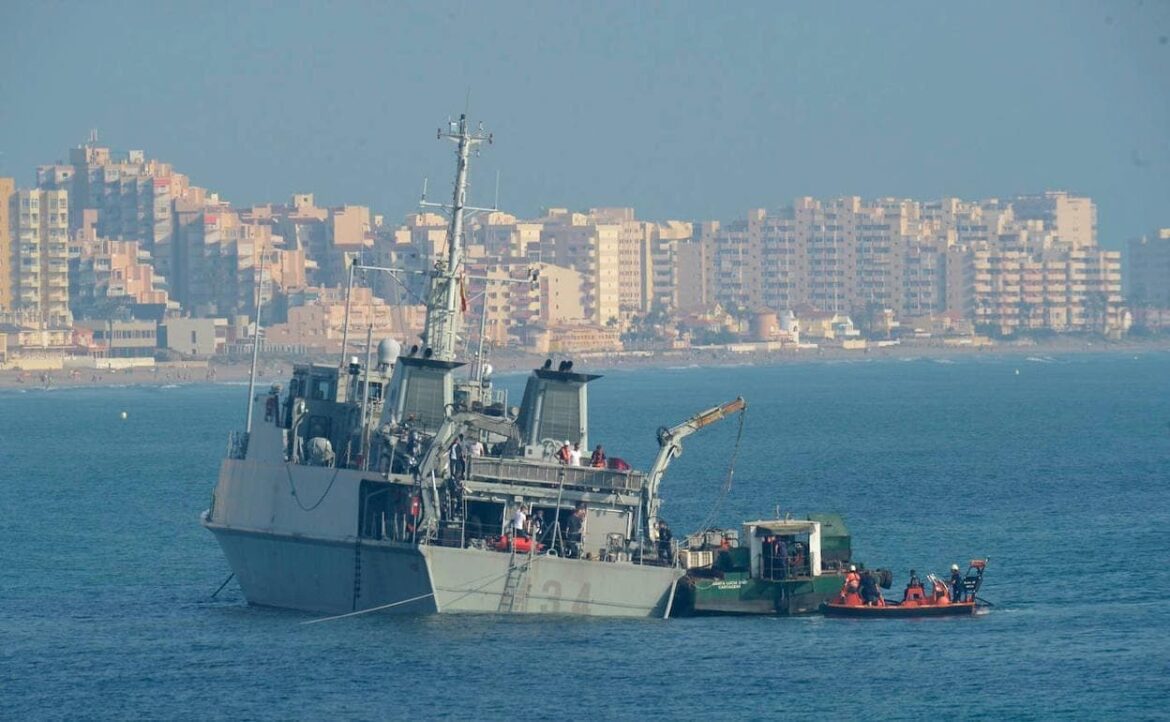 Navantia inicia la puesta a flote del ‘Turia’, que encalló en La Manga en 2019