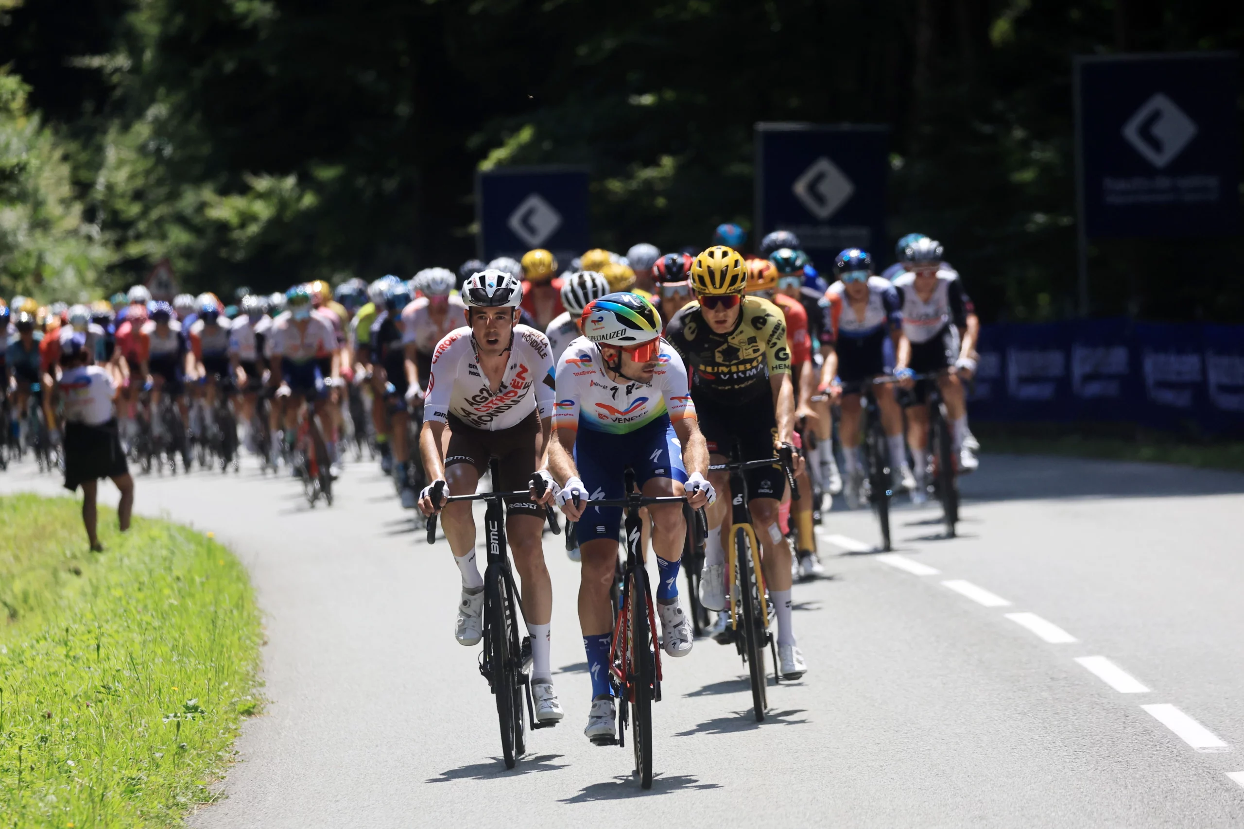 Un momento del Tour de 2023, con los corredores del TotalEnergie, de blanco en el centro, y del AGR2 Citröen, de blanco a la izquierda.