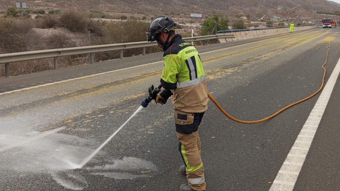 Cortado el tráfico en la A-7 a la altura de Lorca por la caída de un cargamento de naranjas