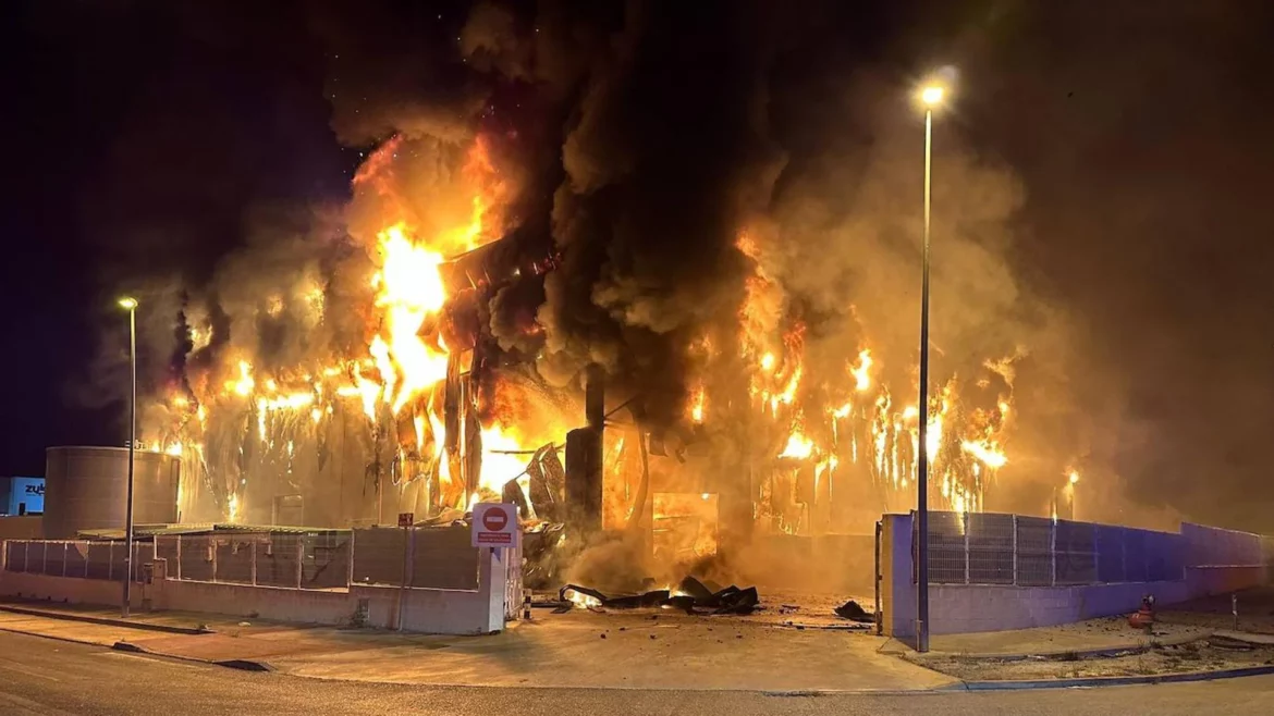 El fuego devora por completo una nave en un polígono de Molina de Segura