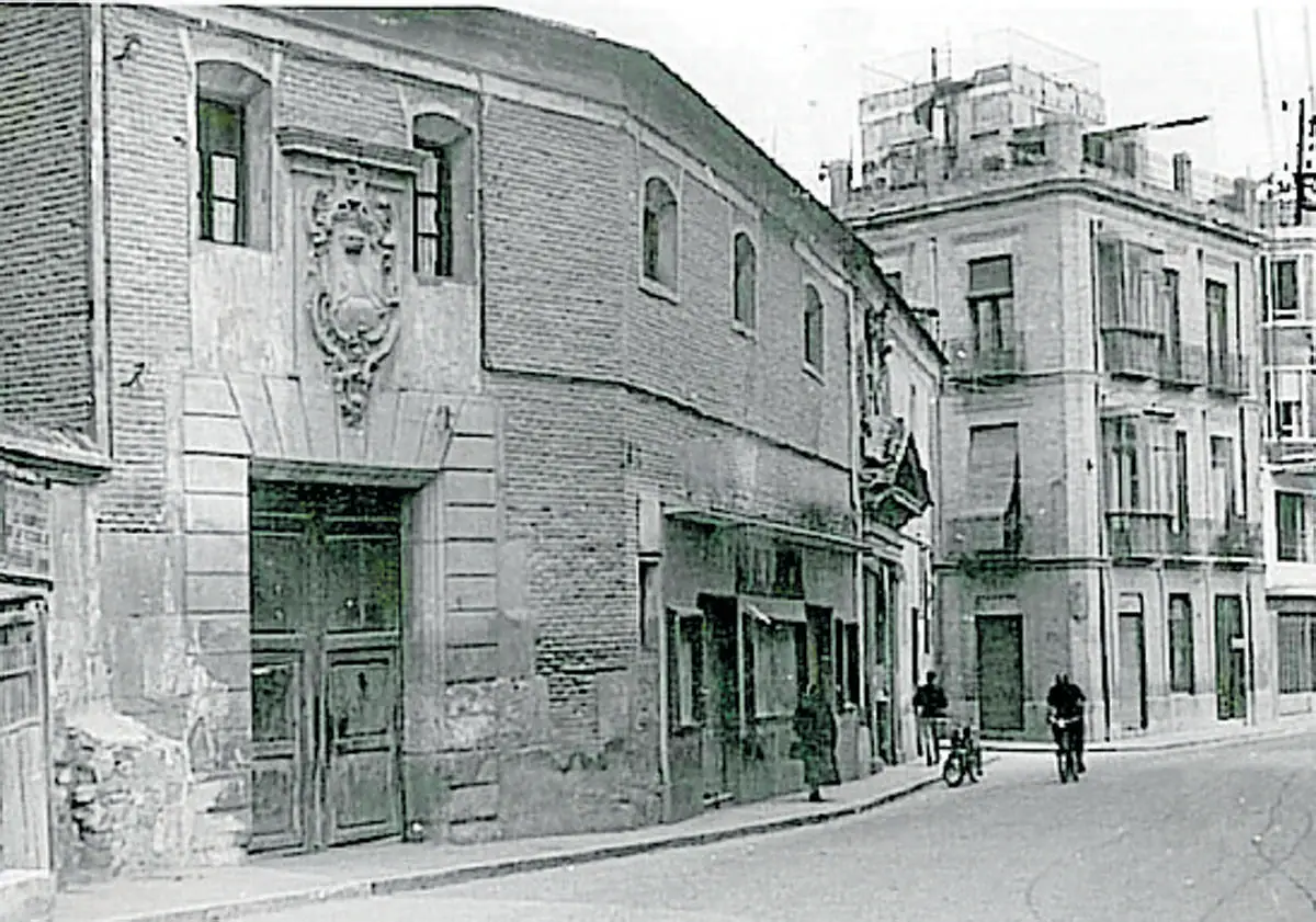 Imagen principal - Arriba: El desaparecido convento de las Teresas, en la entrada de la actual calle Sagasta. Abajo: La hornacina del Portillo de San Antonio y fachada del convento de Verónicas, desde el interior de la plaza, cuando no tenía segunda planta.