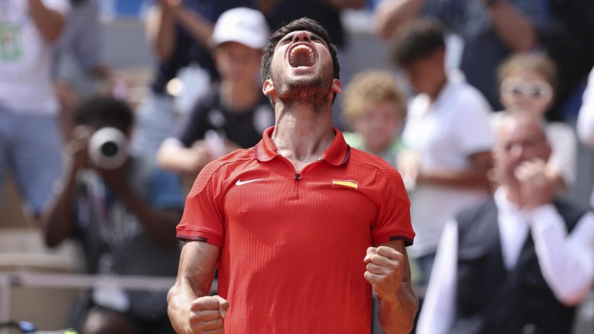Alcaraz se salva de un lío ante Paul y ya está en la lucha por las medallas