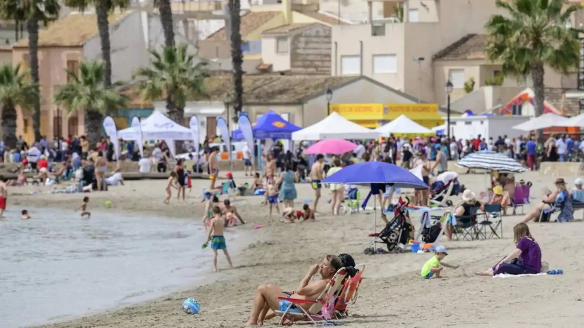 Los Alcázares instalará dispensadores de crema solar gratuita en sus playas