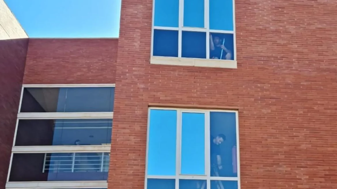 La Arrixaca mantiene su apuesta por la eficiencia energética con la instalación de láminas en sus ventanas