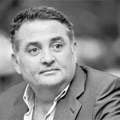 El viaje de la palabra en la más reciente colección de ensayos de Antonio Parra