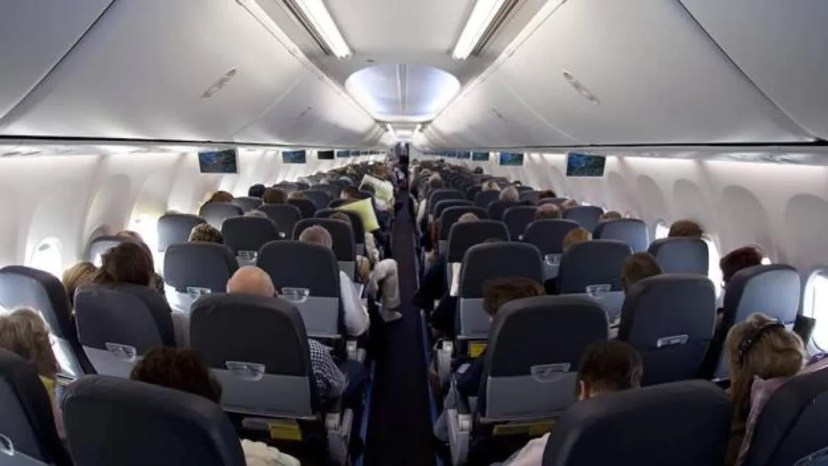 Una azafata desvela los trucos para saber si tu vuelo tiene ‘overbooking’ antes de ir al aeropuerto