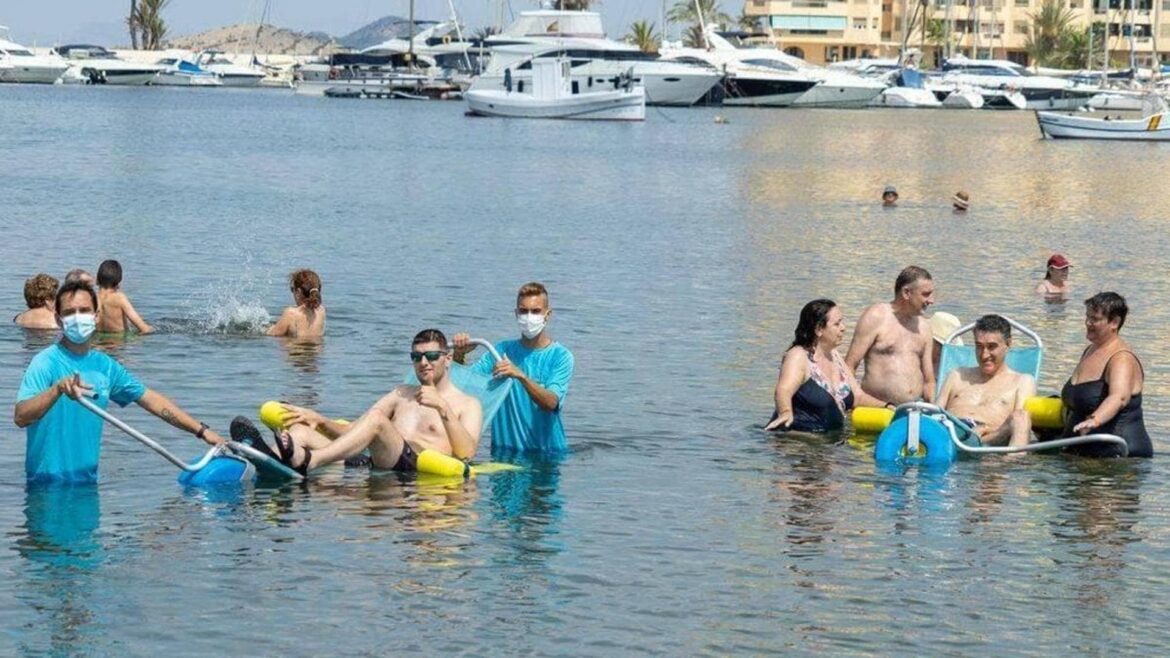 El servicio de baño asistido en las playas de Cartagena se dispara durante el mes de julio