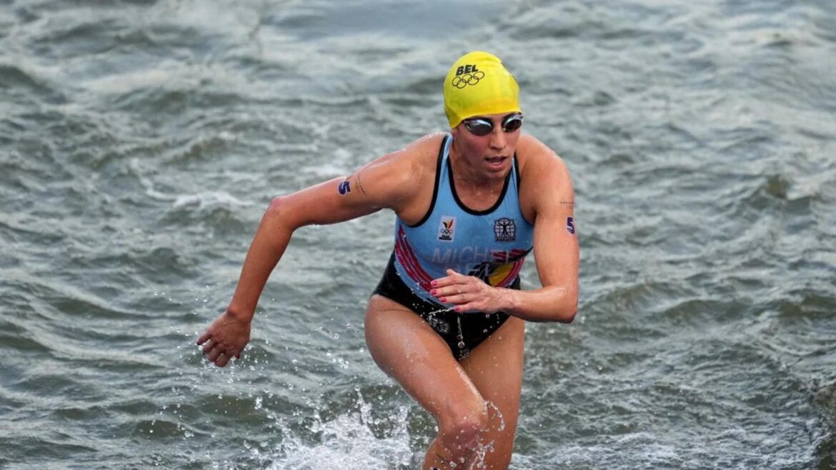 Una atleta belga acaba en el hospital tras participar en el triatlón del Sena