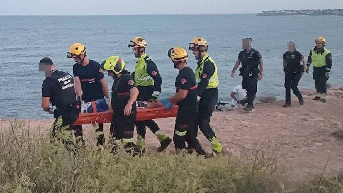 Rescatado un ciclista en un acantilado de Torrevieja