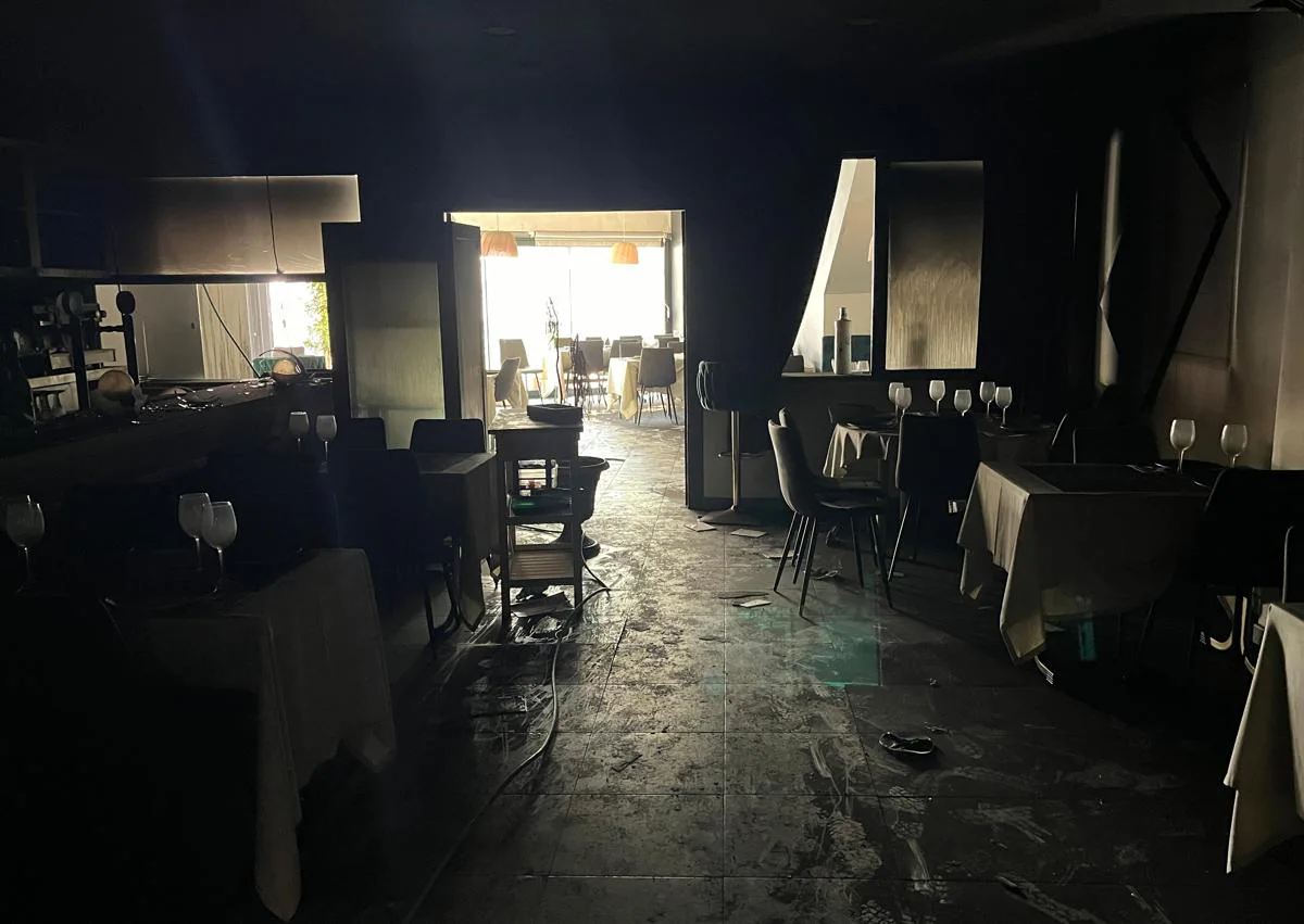 Imagen secundaria 1 - Destrozos causados por el fuego en el Restaurante Internacional de Archena.