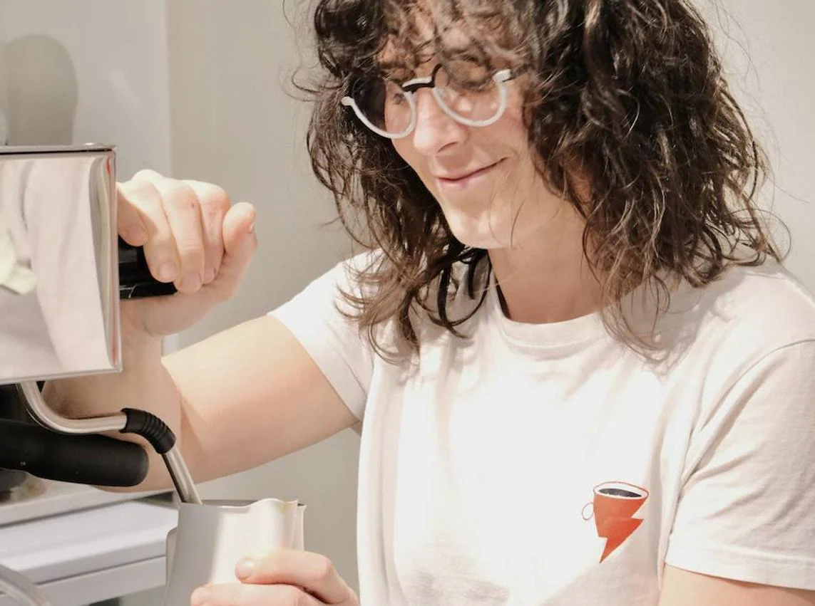Imagen secundaria 1 - Laura Díaz y María González preparan un café y un desayuno.