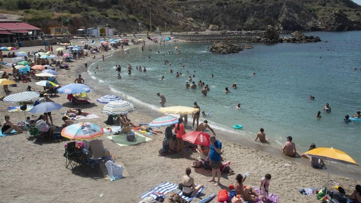 Rescatan a un joven atrapado entre unas rocas en Cala Cortina