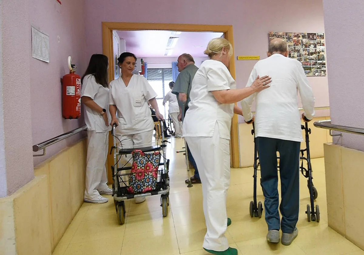 Imagen principal - Usuarios del centro de día de la pedanía murciana de Cabezo de Torres.