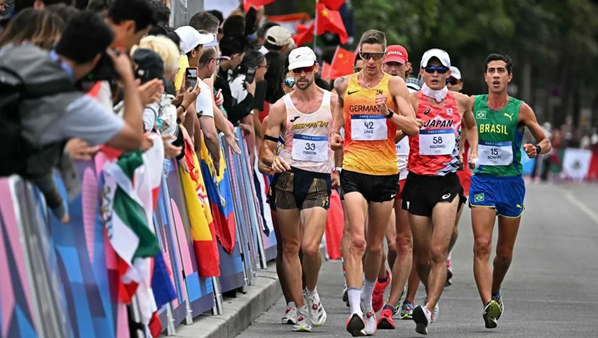 España y Ecuador se escapan en la marcha