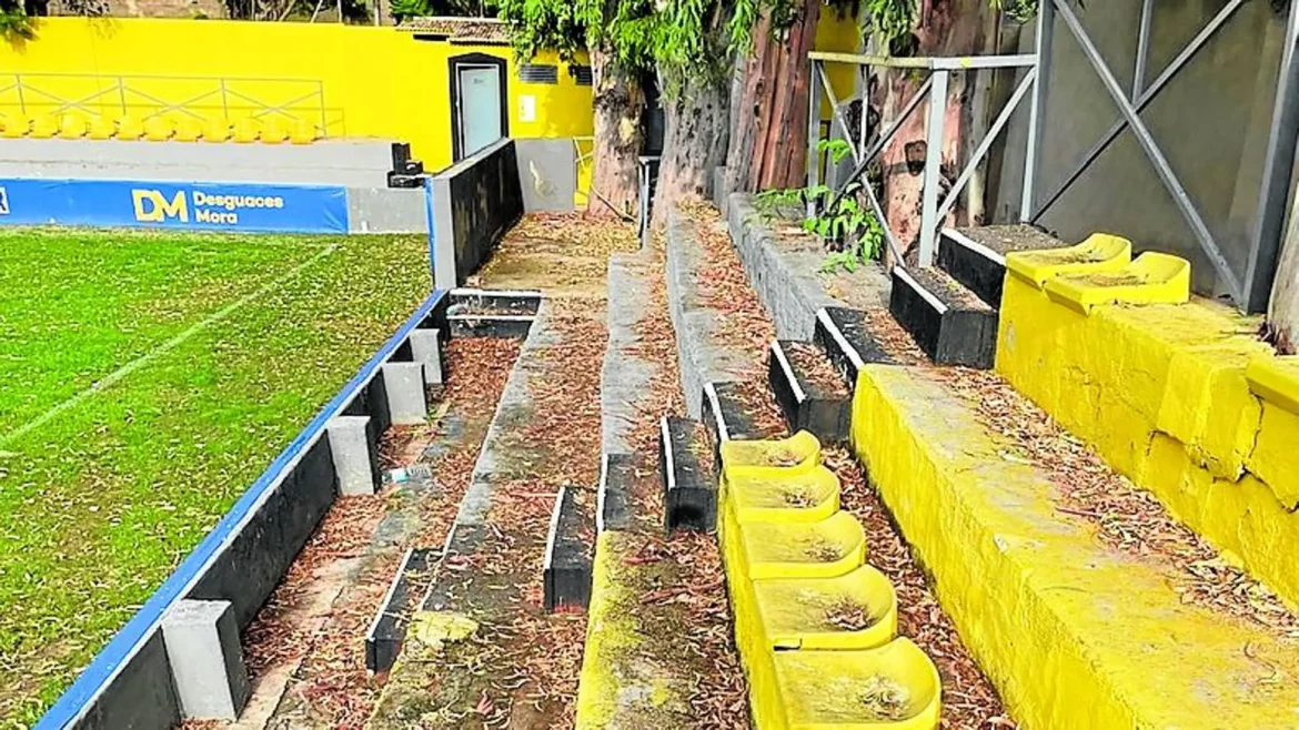 La suciedad invade las gradas del estadio Los Arcos de Orihuela en pretemporada