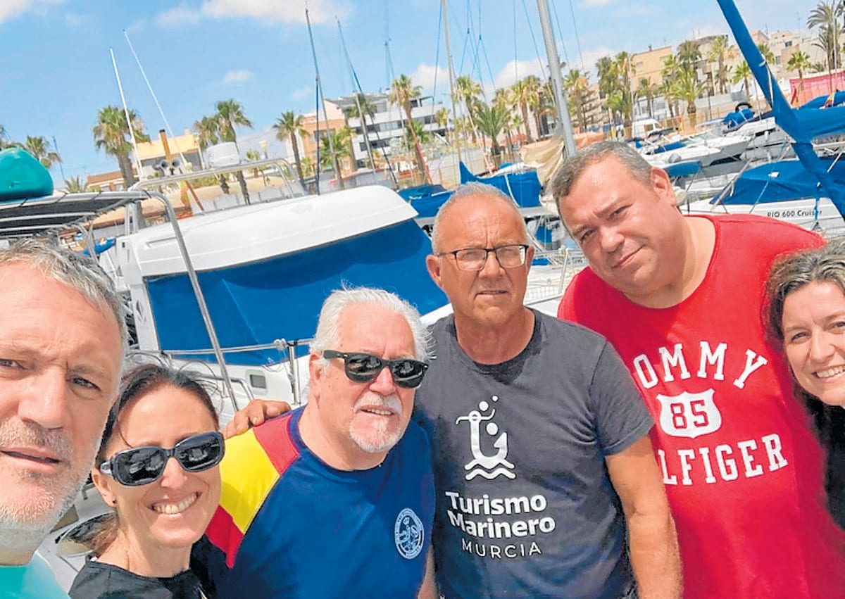 Imagen secundaria 1 - A la izquierda, el equipo científico del IEO; a la derecha, recogida de medusas.