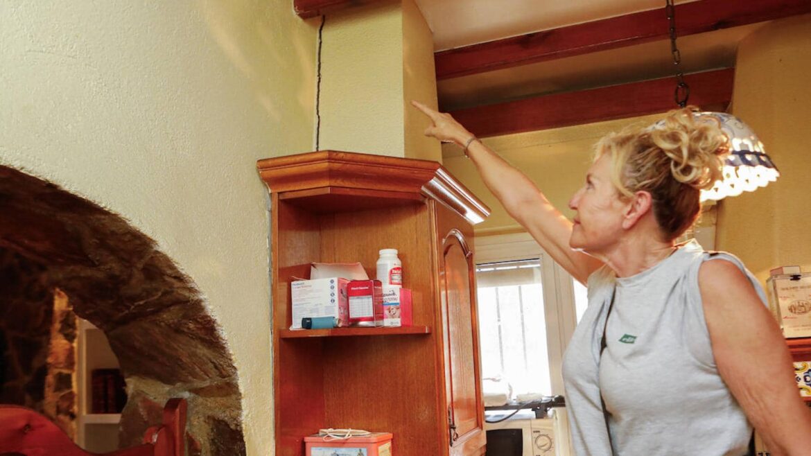 La agonía de una vecina de Lorca afectada por las obras del AVE: «Vivo en un terremoto constante»