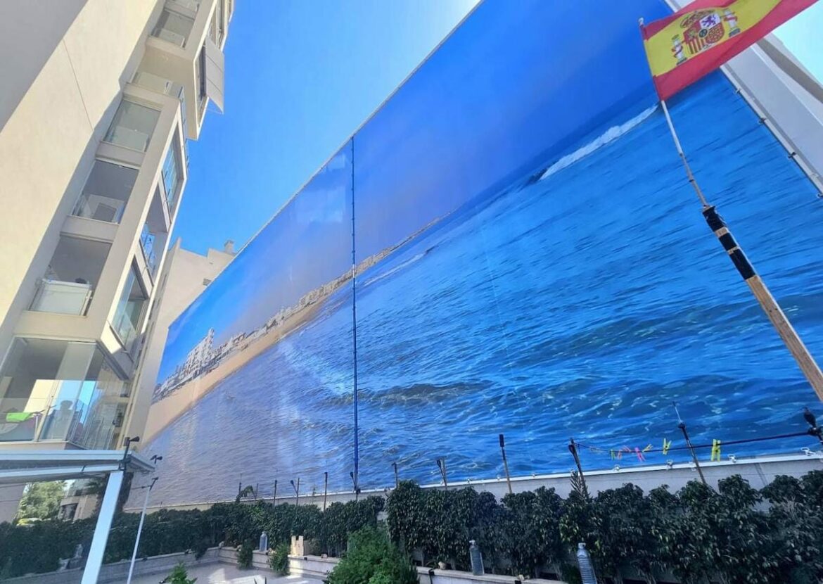 Un gran mural ‘con vistas al mar’ oculta la pared del pabellón deportivo de Torrevieja