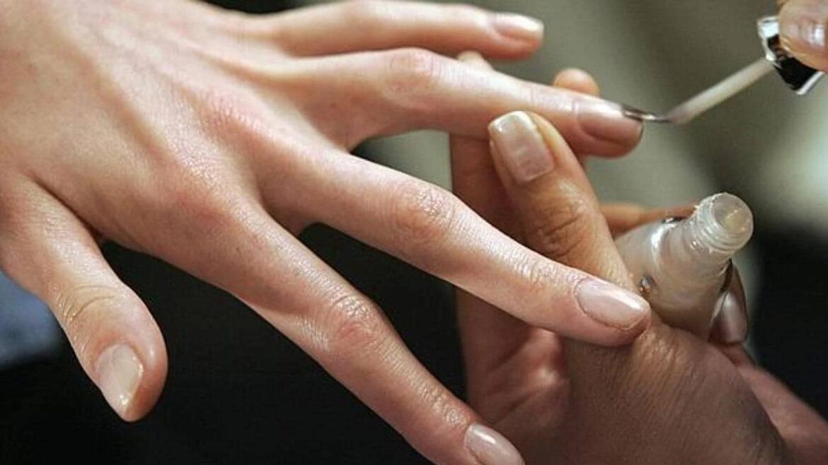 Un enfermero advierte de las principales lesiones causadas por la manicura de gel: «Cada vez se ven más en las consultas médicas»
