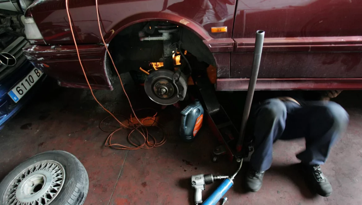 Falta de conocimientos y de convencimiento: así se vive en los talleres la llegada del coche eléctrico