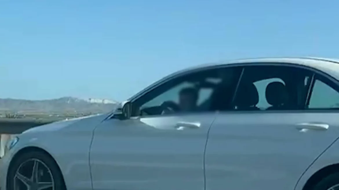 Investigan a un conductor por circular con un niño en su regazo por la autovía que une Alhama y la A-30