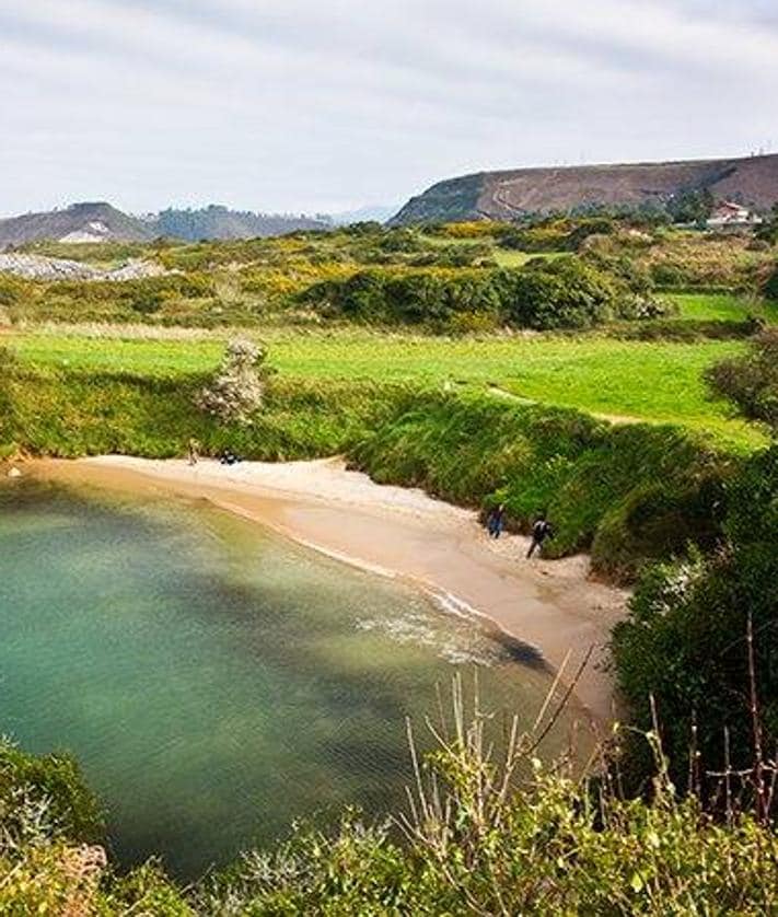 Imagen secundaria 2 - Visita la playa más pequeña de España: así es este paraíso oculto entre acantilados