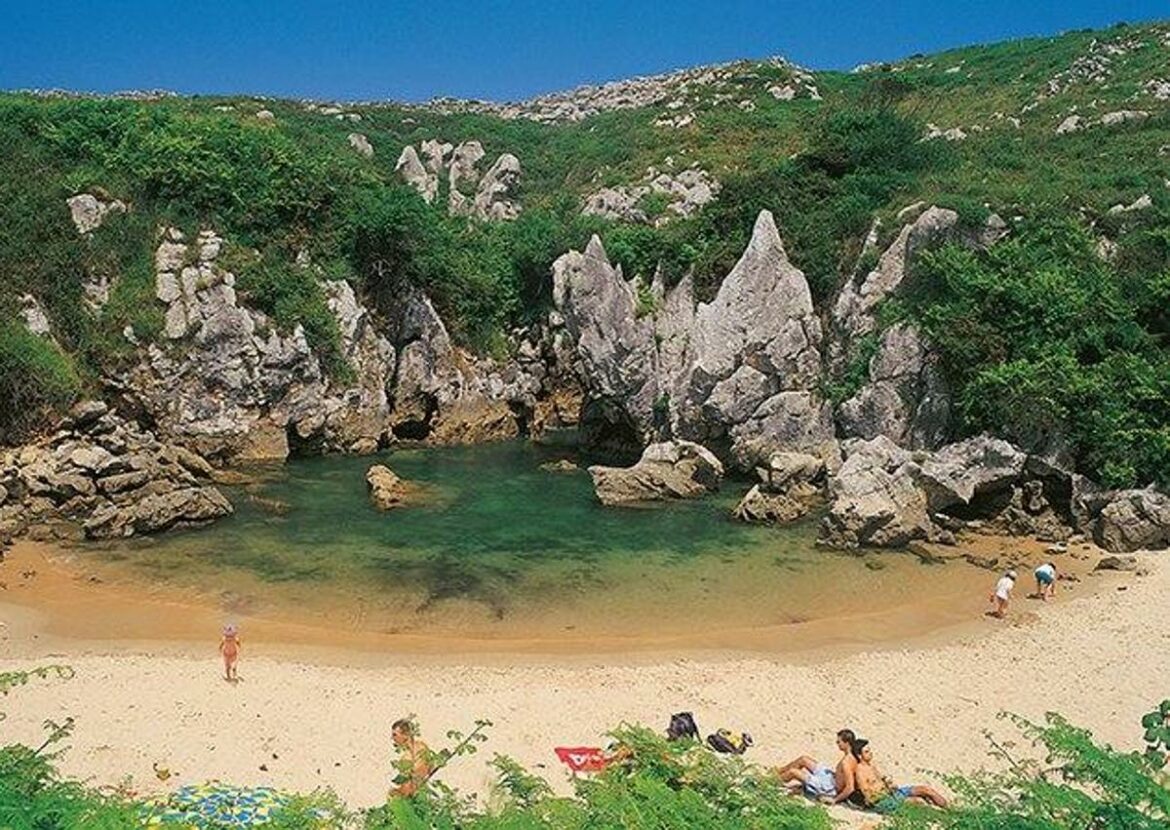 Visita la playa más pequeña de España: así es este paraíso oculto entre acantilados