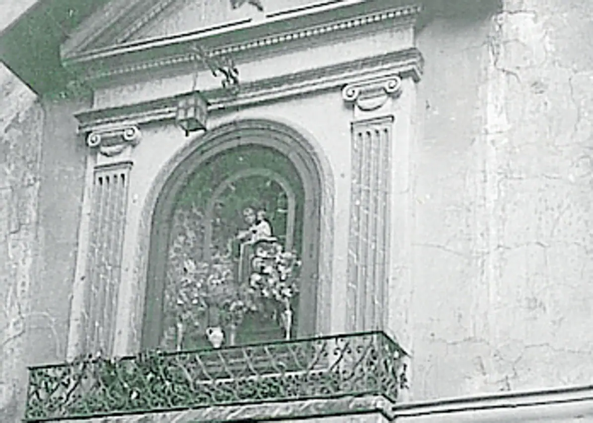 Imagen secundaria 1 - Arriba: El desaparecido convento de las Teresas, en la entrada de la actual calle Sagasta. Abajo: La hornacina del Portillo de San Antonio y fachada del convento de Verónicas, desde el interior de la plaza, cuando no tenía segunda planta.