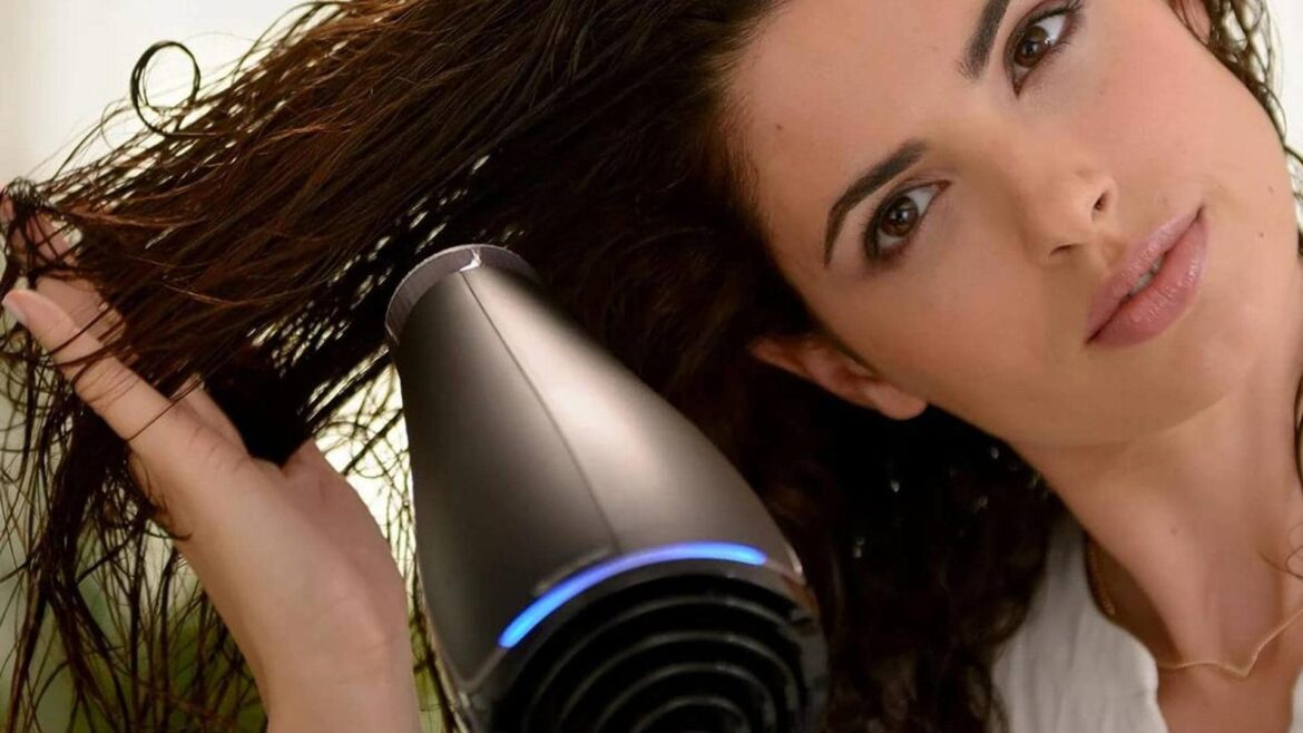 Secar el pelo al aire libre o con secador: la técnica más recomendada para lucir una melena hidratada